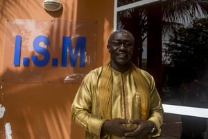 Amadou Diaw, directeur de l’ISM Dakar, devant son école, en juin 2014. © Guillaume Bassinet pour JA