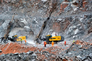 Des ouvriers réalisent des forages dans la carrière de la mine d’or de Tongon (en Côte d’Ivoire), exploitée par la compagnie Randgold, en avril 2013. © Olivier/JA