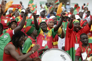 Des supporters burkinabè lors du match face au Gabon, le 18 janvier à Libreville. © Sunday Alamba/AP/SIPA