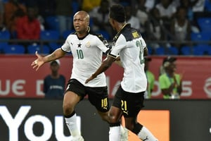 L’attaquant ghanéen André Ayew, célébrant son but avec le défenseur John Boye lors du quart de finale Ghana-RD Congo durant la CAN-2017, le 29 janvier 2017 à Oyem. © AFP