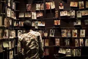 Un visiteur observe des photos de victimes au Mémorial de Kigali, le 5 avril 2014. © Ben Curtis/AP/SIPA