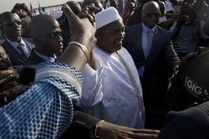 Le nouveau président gambien Adama Barrow se prête à un bain de foule après son arrivée à Banjul le 26 janvier 2017. © Jerome Delay/AP/SIPA