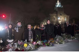 Le Premier ministre du Québec Philippe Couillard, le maire de la ville de Québec Regis Labeaume, le Premier ministre canadien Justin Trudeau (de g. à dr.) et leurs épouses respectives se recueillent lundi 30 janvier en mémoire des victimes de la tuerie perpétrée la veille dans la mosquée de Sainte-Foy. © Paul Chiasson/AP/SIPA