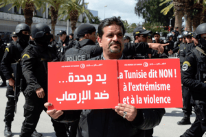 Un citoyen tunisien lors d’une manifestation contre le terrorisme à Tunis, le 25 mars 2015. © Hichem Jouini/AP/SIPA
