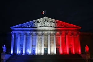 L’Assemblée nationale française aux couleurs de la France, une semaine après les attentats de Paris, le 22 novembre  2015. © Francois Mori/AP/SIPA