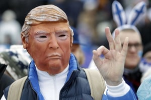 Un homme porte un masque de Donald Trump pendant les championnats du monde de ski alpin, à Lahti, en Finlande, le 1er mars 2017. © Matthias Schrader/AP/SIPA