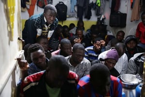 Des migrants dans les locaux de la police libyenne après leur interpellation, en octobre 2015 à Tripoli. © Mohamed Ben Khalifa/AP/SIPA