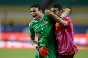Le portier égyptien Essam El Hadary célèbre sa victoire en demi finale de la Coupe d’Afrique des Nations face au Burkina Faso le 1er février 2017. © Sunday Alamba/AP/SIPA