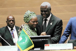 Avec la présidente sortante, Nkosazana Dlamini-Zuma, lors de la cérémonie de clôture du sommet, le 31 janvier. © African Union Commission