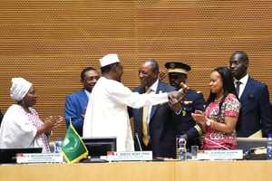 Idriss Déby Itno (en blanc) passe le relais à Alpha Condé, à Addis-Abeba, le 30 janvier. © CHINE NOUVELLE/SIPA