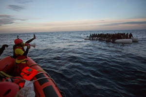 Vendredi 3 février 2017, l’ONG espagnole Proactiva Open Arms secourt des migrants au large des côtes libyennes. © Emilio Morenatti/AP/SIPA