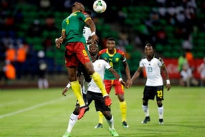 Le Camrounis Zoua Daogari Jacques s’envole pendant la demi-finale de la CAN contre le Ghana à Libreville le 2 février 2017. © Sunday Alamba/AP/SIPA