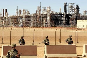 Des soldats algériens montent la garde le 31 janvier 2013 devant l’usine d’In Amenas, dans l’est de l’Algérie, qui avait fait l’objet d’une attaque terroriste le 16 janvier de la même année. © Tsuyoshi Matsumoto/AP/SIPA