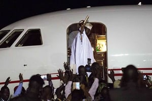 Yahya Jammeh saluant ses derniers supporteurs avant de prendre l’avion pour Malabo en Guinée, le 21 janvier 2017. © Jerome Delay/AP/SIPA