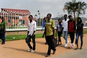 Des étudiants quittent l’université Houphouet Boigny en fin de journée, en 2014, à Abidjan, en Côte d’Ivoire. © Olivier / Jeune Afrique