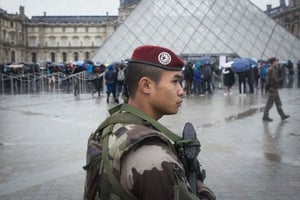 Un soldat patrouille dans la cour du musée du Louvre à Paris, le 4 février 2017. © Kamil Zihnioglu/AP/SIPA