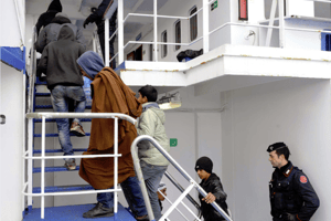 Des migrants à Lampedusa (Italie) le 14 février 2011. Plusieurs d’entre eux sont passés par la Tunisie. © Daniele La Monaca/AP/SIPA