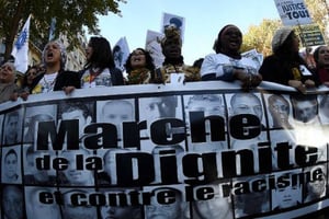 La précédente marche contre les contre les discriminations et les violences policières avait réuni plus de 10 000 personnes à l’appel d’un collectif de femmes, samedi 31 octobre 2015, à Paris. © AFP