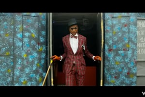 Un sapeur congolais dans le clip d' »Ay Mama », le dernier titre de Singuila. © Capture d’écran/YouTube/SinguilaVevo
