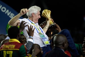 Hugo Broos et les Lions indomptables le 5 février 2017 après leur victoire, à Libreville, au Gabon. © Sunday Alamba/AP/SIPA