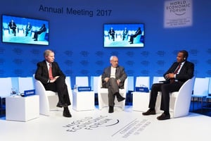 Au Forum de Davos (du 17 au 20 janvier 2017), Rached Ghannouchi entre Jean-Marie Guéhenno (à g.), président d’International Crisis Group, et Boubou Cissé, ministre de l’Économie du Mali. © Valeriano Di Domenico/world economic forum