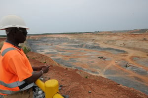 Forages dans la carrière de la mine d’or de Tongon en Côte d’Ivoire. © Olivier pour JA