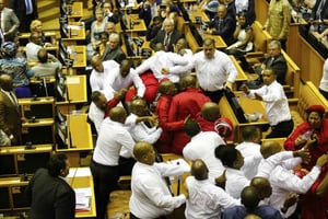Reconnaissables à leurs tenues rouges, les députés du parti de la gauche radicale EFF ont échangé des coups avec des agents de sécurité du Parlement le 9 février. © Sumaya Hisham/AP/SIPA
