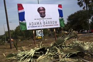 Une pancarte annonce l’inauguration d’Adama Barrow le 18 février. © Jerome Delay/AP/SIPA