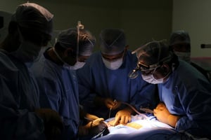 Des chirurgiens opèrent une patiente, le 15 mai 2013 à New Delhi. © AFP