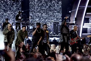 Plusieurs rappeurs réunis sur scène ont étrillé Donald Trump lors de la cérémonie des Grammy Awards. © Matt Sayles/AP/SIPA