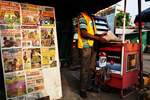 Un kiosque à journaux situé à Adjamé, en Côte d’Ivoire, en 2013. © Camille MILLERAND pour JA