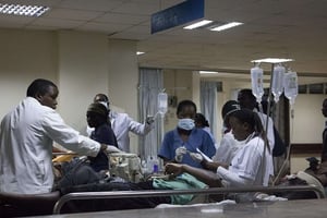 Une équipe médicale dans un hôpital de Nairobi en 2014. © Sayyid Azim/AP/SIPA