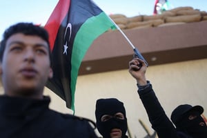 Les forces de sécurité libyennes brandissent le drapeau national dans la ville de Sabratha. © Mohamed Ben Khalifa/AP/SIPA