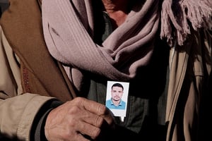 Un père montre le portrait de l’un de ses fils tués en Libye en 2014. © Nariman El-Mofty/AP/SIPA