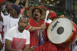 Des supporters de l’équipe de football du Maroc durant la CAN 2017, au Gabon. © Sunday Alamba/AP/SIPA