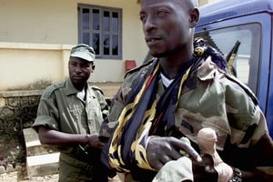 Le leader des rebelles, Chérif Ousmane (à dr.) à Bouaké, Côte d’Ivoire, le 20 octobre 2002. © CHRISTINE NESBITT/AP/SIPA