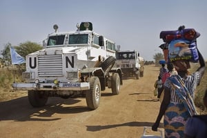 Encadrés par l’ONU, les civils sud-soudanais se déplacent d’un camp à l’autre (2017). © Ben Curtis/AP/SIPA