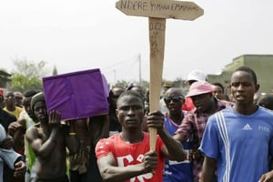Procession funèbre à Bujumbura pour l’enterrement d’Emmanuel Ndere Yimana, un opposant burundais assassiné le 21 juillet 2015. © Jerome Delay/AP/SIPA