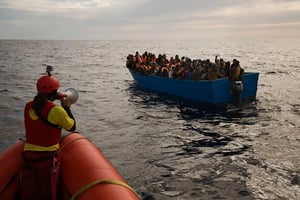 Des secours espagnols aux côtés de migrants au large des côtes libyennes, le 3 février 2017. © Emilio Morenatti/AP/SIPA