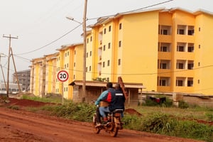 Programme gouvernemental de 10 000 logements sociaux de la Société Immobilère du Cameroun (SIC) dans le quartier d’Olembe, Yaoundé, Cameroun Juin 2013. © Menoba Abel Aimé/JA.