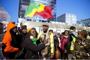 Des militants pro-Gbagbo manifestent devant la CPI, à La Haye, le 28 janvier 2016, jour de l’ouverture du procès. © Peter Dejong/AP/SIPA