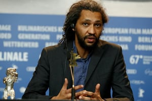 Le Franco-Sénégalais Alain Gomis, dont le film « Félicité » a également remporté le Grand prix du Jury à la Berlinale, le 18 février 2017 à Berlin. © AFP