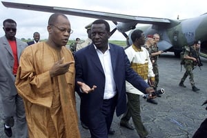 Les deux principaux médiateurs des pays d’Afrique de l’Ouest, Mohamed Ibn Chambas du Ghana, à gauche, et Cheik Tidiane Gadio, du Sénégal, à sa droite, à l’aéroport de Yamoussoukro, le 17 octobre 2002. © BORIS HEGER/AP/SIPA/AP/SIPA