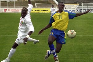 Le joueur Rwandais, Olivier Karekezi au stade de Bizerte en Tunisie, le 28 janvier 2004. © HASSENE DRIDI/AP/SIPA