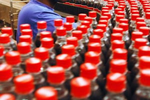 Ces dernières années, le prix du concentré, la recette secrète du Coca-Cola, tend à augmenter, et les embouteilleurs de la marque rouge ont vu leurs coûts gonfler. © Henner Frankenfeld/Bloomberg via Getty Images