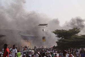 De la fumée monte d’un marché de Conakry lors d’un rassemblement politique le 8 octobre 2015 (photo d’illustration). © Youssouf Bah/AP/SIPA