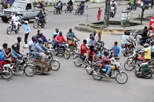 Motos au carrefour des deux église à Douala (Cameroun), septembre 2012. © Nicolas Eyidi/JA