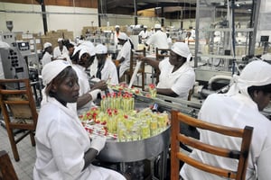 Salle d’emballage des produits cosmétiques, Biopharma, Douala, Cameroun. 22 mai 2014. © Nicolas Eyidi pour JA