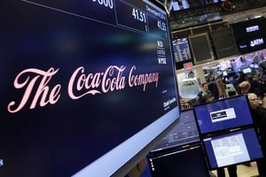 Le logo de Coca-Cola apparaît au-dessus du poste où il se négocie, sur le plancher de la Bourse de New York, 2011. © Richard Drew/AP/SIPA