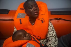 Une femme originaire de Côte d’Ivoire attend d’être secourue par une ONG au large de la Libye, le 23 février 2017. © Santi Palacios/AP/SIPA